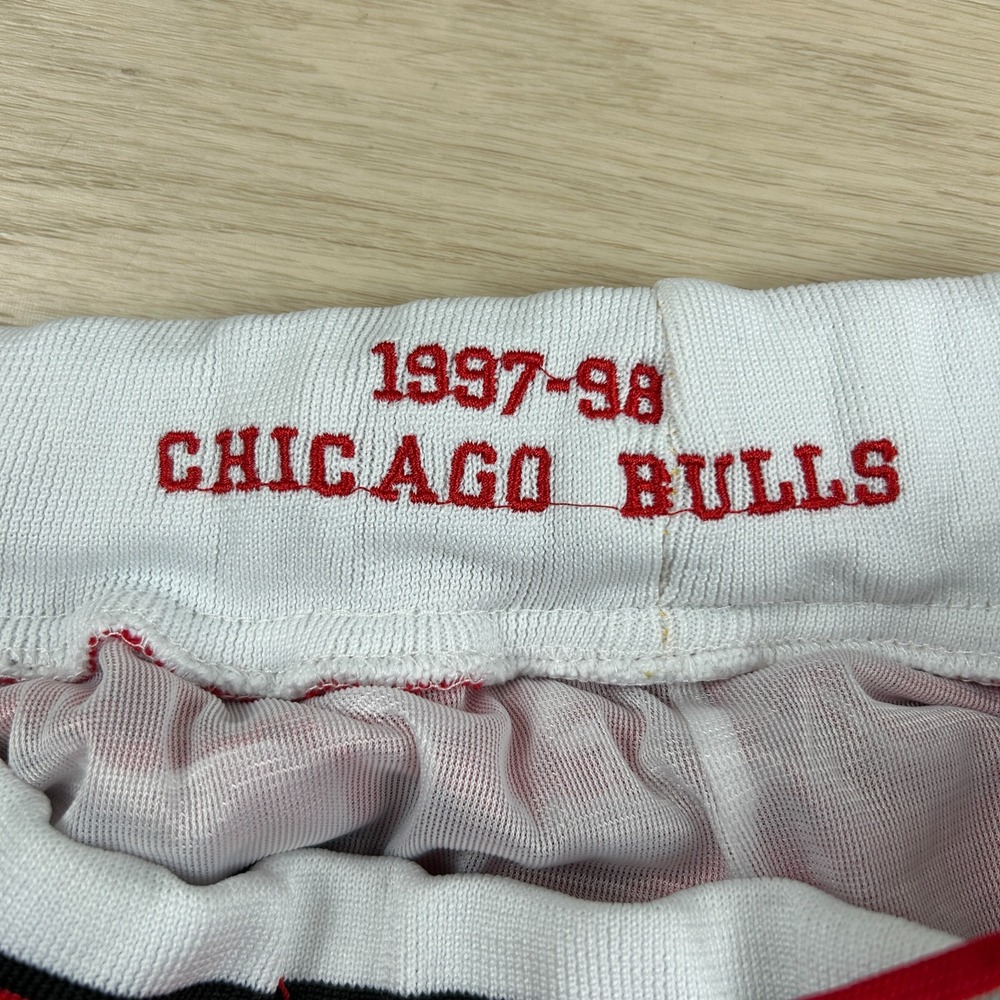 Just Don Chicago Bulls Mens Medium Red Mesh Basketball Shorts 1997-98 NBA USA - Picture 5 of 9